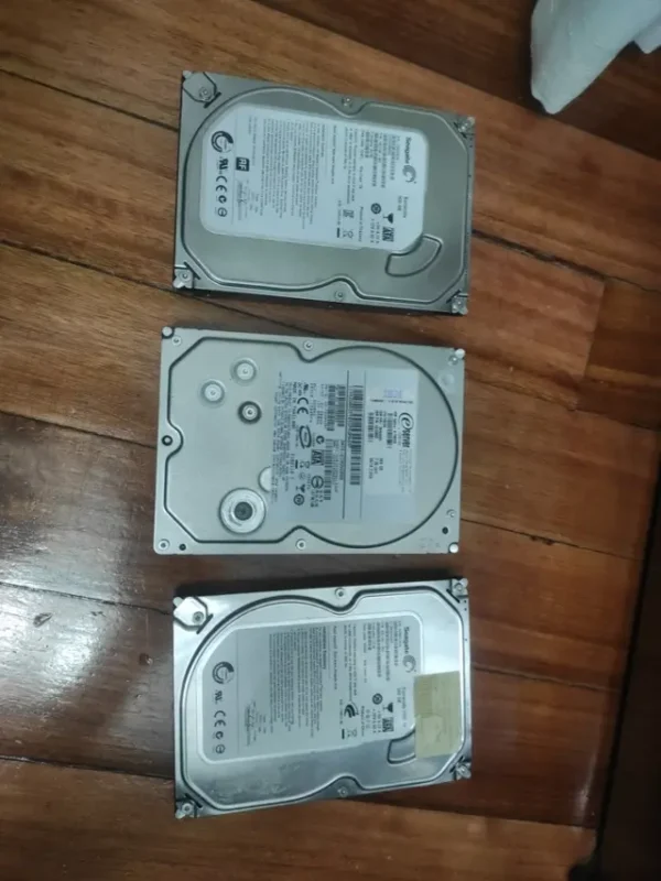 Discos duros sata 3.5 de 500 GB.